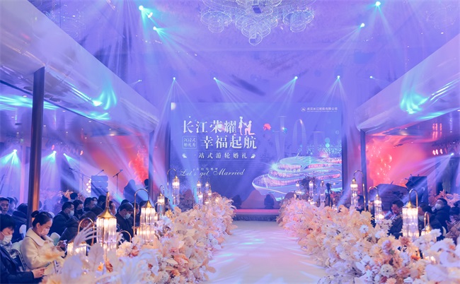 船于江中行，人在畫中游，是沉浸式郵輪婚禮給的浪漫